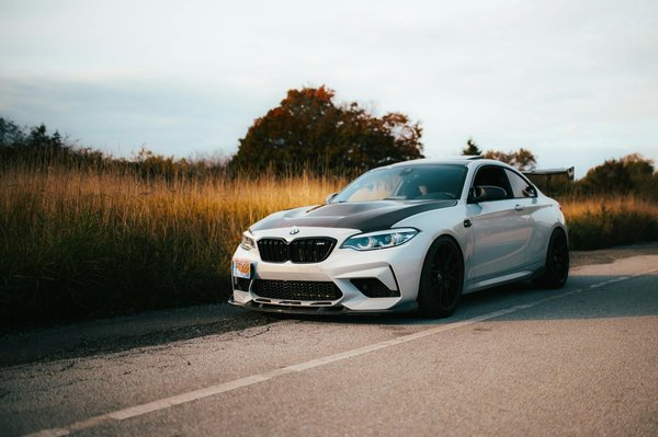 How do UK sports facilities incorporate sustainable practices?